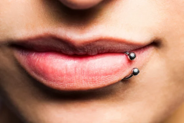 Scopri Come disinfettare un piercing?